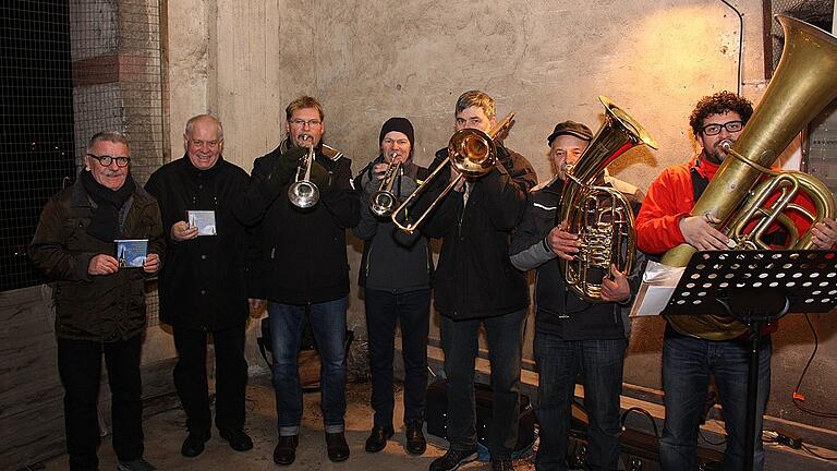Hoch oben im Kirchturm präsentieren stolz Kirchenpfleger Karl-Heinz Schirm und Kantor Manfred Goldkuhle (von links) die Glocken-CD nach der Messe am 1. Advent zusammen mit den Karlstadter Turmbläsern. Foto Jürgen Kamm