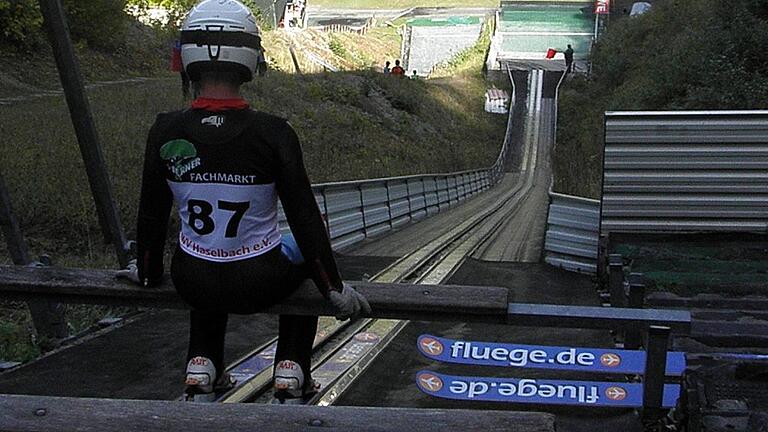 Maximilian Lange, der Trainer der Rhönadler, wartet auf die Freigabe der K50-Schanze.