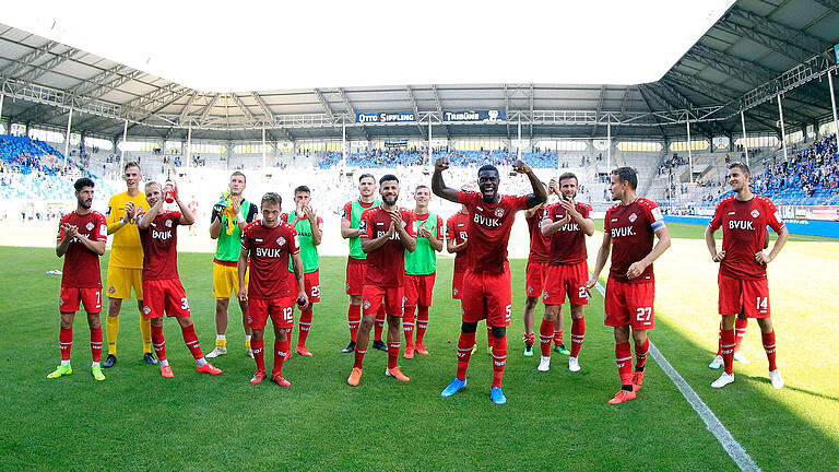 Endlich wieder jubeln: die Kickers-Spieler bedanken sich nach dem 3:1 in Mannheim bei ihren Fans.