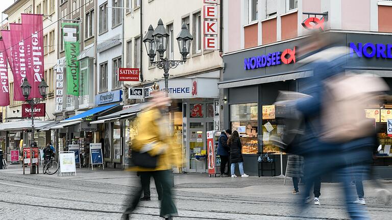 Für die Würzburger&nbsp; Geschäfte (im Bild die Domstraße) hat die neue Bundesnotbremse unmittelbare Folgen.