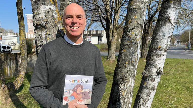 Unter seinem Kindernamen Becke Alwan hat der Würzburger Grundschulleiter Alban Schraut zu Ostern das Kinderbuch „Das bunte Schaf“ veröffentlicht. Weil er mit seiner Familie regelmäßig Ausflüge in die Rhön unternimmt, hat er die Geschichte vom bunten Schaf dort verortet.