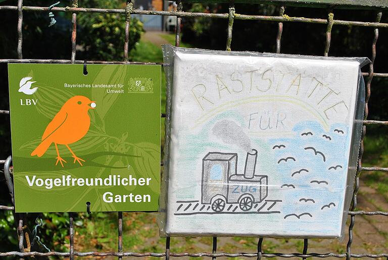 Der LBV hat die Auszeichnung 'Vogelfreundlicher Garten' erteilt. Der LBV hat die Auszeichnung 'Vogelfreundlicher Garten' erteilt.