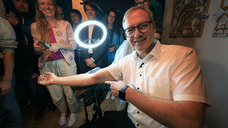 Thomas Zöller (Freie Wähler) ließ sich das Organspende-Symbol auf den rechten Oberarm tätowieren.