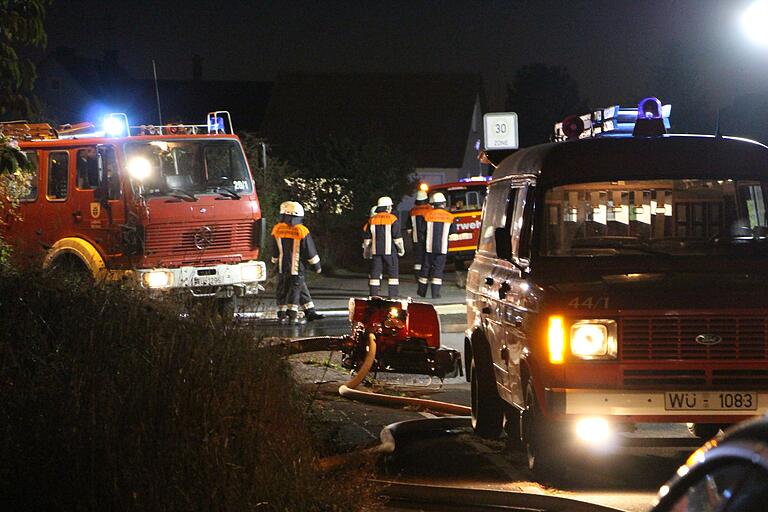 Gesteuert und mit allem versorgt, was die Einsatzkräfte vor Ort nicht leisten oder beschaffen können, werden die Helfer im Katastrophenfall von der Führungsgruppe im Luftschutzraum auf dem Gelände der Feuerwache. Gesteuert und mit allem versorgt, was die Einsatzkräfte vor Ort nicht leisten oder beschaffen können, werden die Helfer im Katastrophenfall von der Führungsgruppe im Luftschutzraum auf dem Gelände der Feuerwache.
