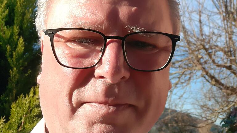 Selfie: Bürgermeister und Bürgermeisterkandidat Karlheinz Albert kandidiert für eine dritte Amtszeit im Neuendorfer Rathaus.&nbsp;