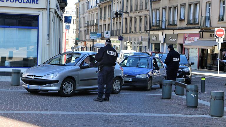 Französische Polizisten kontrollieren in Coutances die Einhaltung der Ausgangsperre. Französische Polizisten kontrollieren in Coutances die Einhaltung der Ausgangsperre.