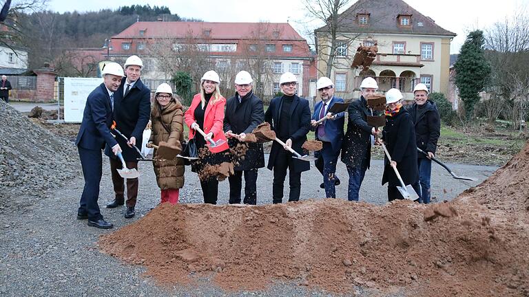 Mit Bayerns Gesundheitsminister Klaus Holetschek (Vierter von rechts) und Kultusstaatssekretärin Anna Stolz (Vierte von links) waren zwei Kabinettsmitglieder beim symbolischen Spatenstich für die neue Gerontopsychiatrie am Bezirkskrankenhaus Lohr dabei.&nbsp;