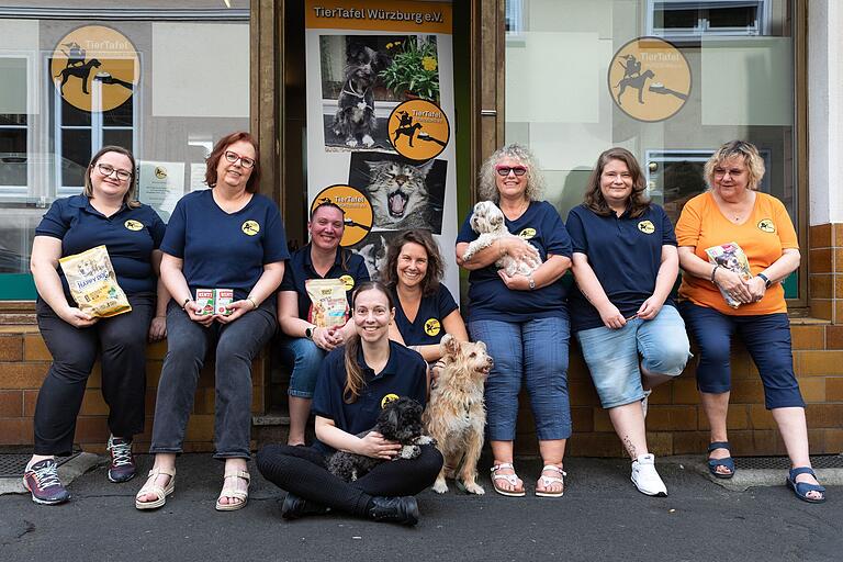 Mit Herz und Hunden: (v. li.) Annika Gehre, Christine Kiechle, Sandra Schneider, Janina Geis, Anett Schneider, Kessy Neugebauer-Keß, Kathrin Götz und Cordula Wegener von der Würzburger Tiertafel vor der Ausgabestelle. Mit Herz und Hunden: (v. li.) Annika Gehre, Christine Kiechle, Sandra Schneider, Janina Geis, Anett Schneider, Kessy Neugebauer-Keß, Kathrin Götz und Cordula Wegener von der Würzburger Tiertafel vor der Ausgabestelle.
