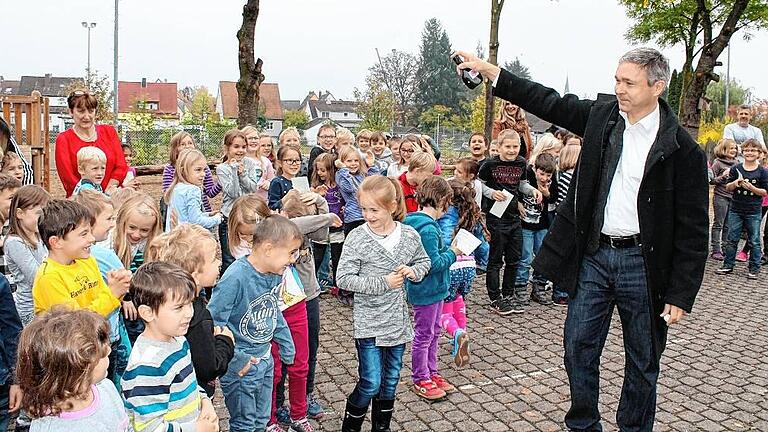 Pastoralreferent Norbert Zettelmeier weiht den neuen Pausenhof der Grundschule Hofheim. Pastoralreferent Norbert Zettelmeier weiht den neuen Pausenhof der Grundschule Hofheim.