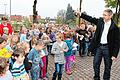 Pastoralreferent Norbert Zettelmeier weiht den neuen Pausenhof der Grundschule Hofheim.