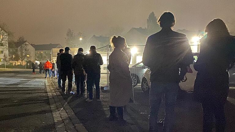 Lange Schlangen am Freitagabend for Schweinfurts Impfzentren in der Stadtgalerie und am Impfzentrum am Volksfestplatz. Lange Schlangen am Freitagabend for Schweinfurts Impfzentren in der Stadtgalerie und am Impfzentrum am Volksfestplatz.