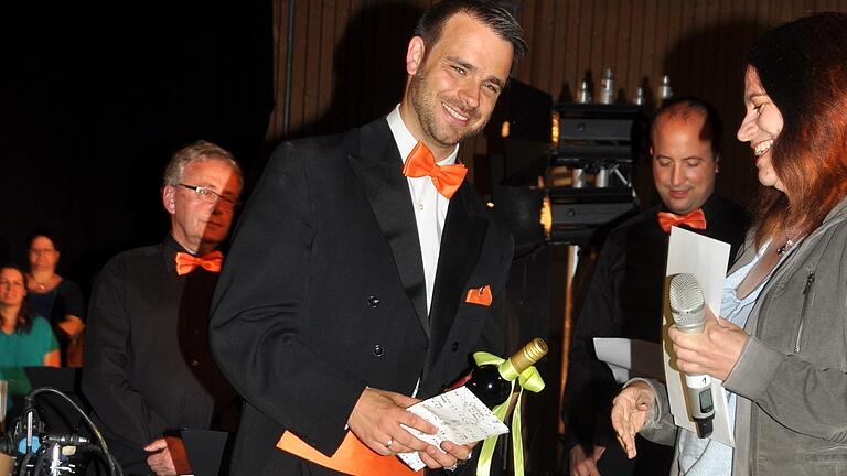 Feierliche Geste: 2016 wurde Christian Metz für seine zehn Jahre währende Dirigententätigkeit bei den Nüdlinger Musikanten geehrt. Feierliche Geste: 2016 wurde Christian Metz für seine zehn Jahre währende Dirigententätigkeit bei den Nüdlinger Musikanten geehrt.