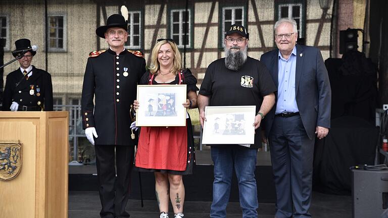Die neue Bürgerkönigin Sabine Henninger und Bürgerkönig Christian Brochloß mit Bürgerwehrhauptmann Manfred Barfuß (links) und Bürgermeister Claus Bittenbrünn (rechts). Die neue Bürgerkönigin Sabine Henninger und Bürgerkönig Christian Brochloß mit Bürgerwehrhauptmann Manfred Barfuß (links) und Bürgermeister Claus Bittenbrünn (rechts).