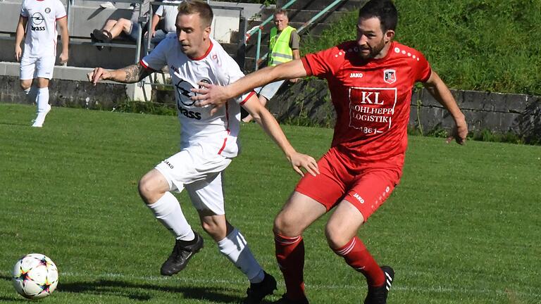 Gegen Sebastian Bartel (rechts) zu spielen, ist kein Zuckerschlecken für die gegnerischen Stürmer. Denn in den direkten Duellen ist der Abwehrchef des FC Fuchsstadt keiner, der zurückzieht.       -  Gegen Sebastian Bartel (rechts) zu spielen, ist kein Zuckerschlecken für die gegnerischen Stürmer. Denn in den direkten Duellen ist der Abwehrchef des FC Fuchsstadt keiner, der zurückzieht.