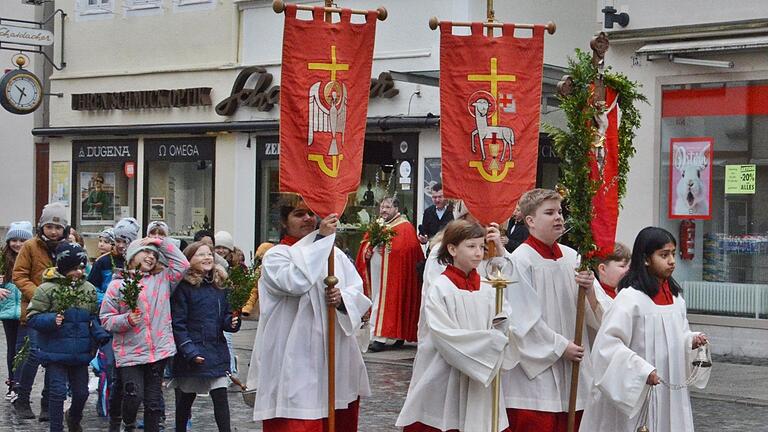 Zahlreiche Gläubige beteiligten sich an der Palmprozession, die von der Karmelitenkirche über den Marktplatz zur Stadtpfarrkirche führte.