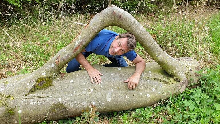 Eine botanische Seltenheit: Frank Männling nach der Entdeckung des 'Elfentores' im Wald bei Ehekirchen.&nbsp;