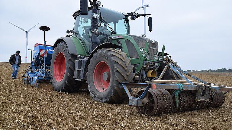 Die neue Braugerstensorte Leandra, eine Sommergerste, die aber auch Minusgrade aushält, säte der Schraudenbacher Landwirt Jochen Klein als Praxisversuch aus. Sein Vater Konrad (links) begutachtet den Test.