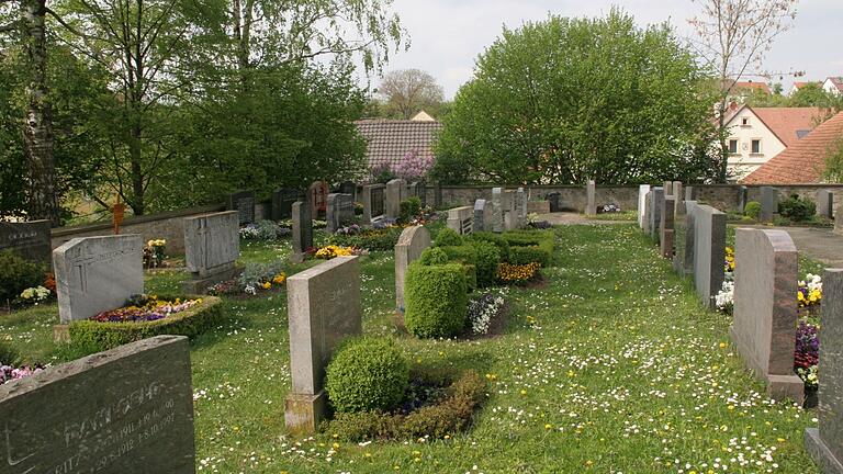 Für die Friedhöfe in Martinsheim, Enheim, Gnötzheim und Unterickelsheim (im Bild) gelten künftig kürzere Ruhezeiten.