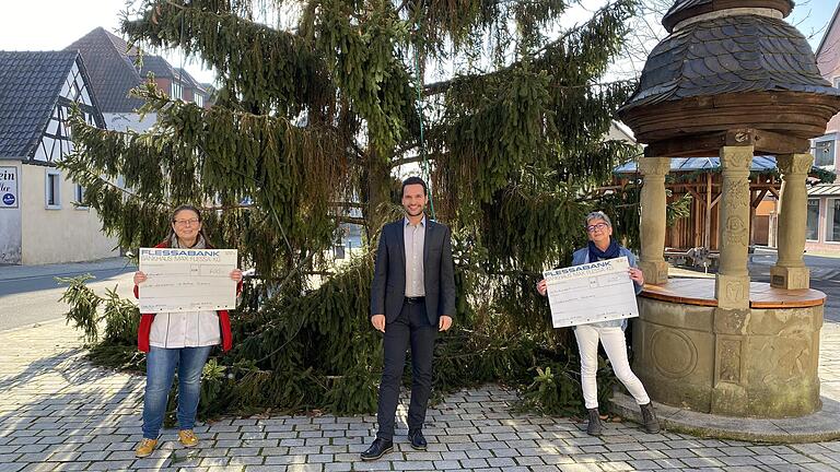 Erster Bürgermeister Manuel Kneuer dankte den Sozialstationen in Gochsheim für ihre Arbeit mit einem Spendenscheck. Im Bild (von links) Christiane Horn, Erster Bürgermeister Manuel Kneuer und Andrea Hering.