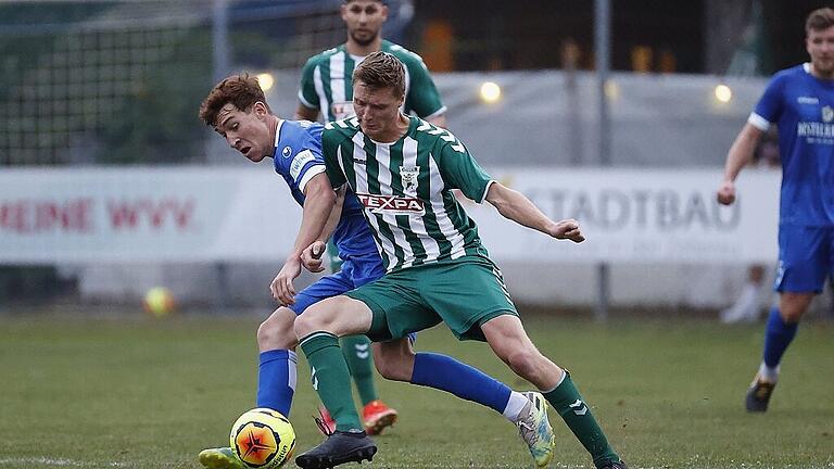 Fussball, Bayernliga, Wuerzburger FV - TSV Grossbardorf       -  Tim Strohmenger (rechts) besiegelte mit seinem Treffer in der Nachspielzeit den 2:0-Sieg des TSV Großbardorf beim Würzburger FV (links Simon Schäffer).