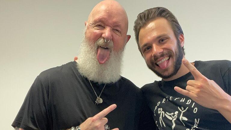 Physiotherapeut Vincent Schorn (rechts) behandelte Metal-Sänger Rob Halford von Judas Priest vor dessen Konzert in Bamberg.