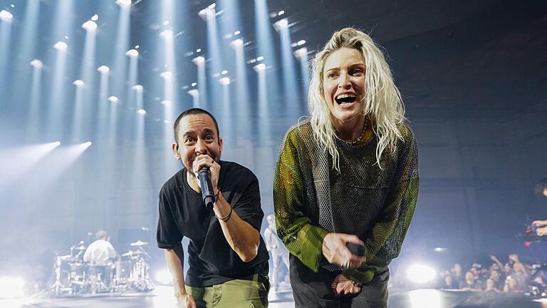 Linkin Park Konzert in Los Angeles       -  Mike Shinoda (l) und Emily Armstrong, die neue Frontfrau von Linkin Park.