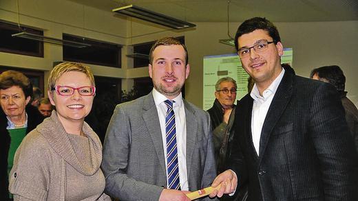 Glückwünsche von der Partei für Stefan Rottmann: Landtagsabgeordnete Sabine Dittmar (links) und Gundelheims Bürgermeister Jonas Merzbacher, bislang jüngster Rathauschef Bayerns.