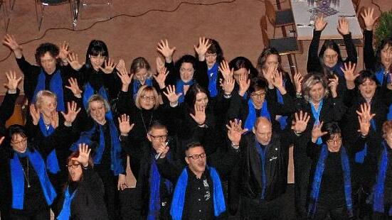 Der Gospelchor Bridge to a prayer gab ein Benefizkonzert in der St.-Johannis-Kirche.