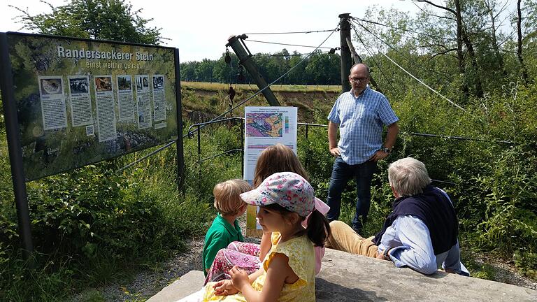 Geologe Volker Riemann erklärt beim Info-Rundgang 'gegen einen neuen Steinbruch' in Lindelbach die Gesteinsformationen.