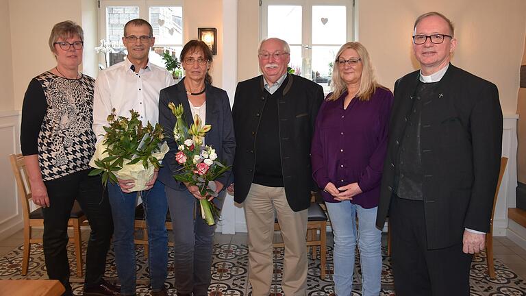 Bruno Kleinhenz, Pflegedienstleiter der Sozialstation St. Laurentius (2. von links), feierte sein 30. Dienstjubiläum. Dazu gratulierten ihm (von links) Christine Reinhart, Ehefrau Ute, Alois Heinisch, Heike Plewa und Pfarrer Thomas Keßler (Mitglied der Vorstandschaft).