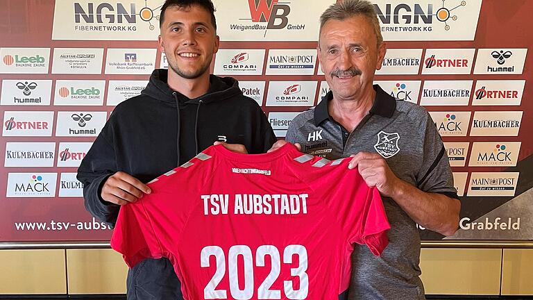 Nils Piwernetz (links) hat beim TSV Aubstadt (rechts Vorsitzender Herbert Köhler) einen Vertrag für die kommende Saison unterschrieben.