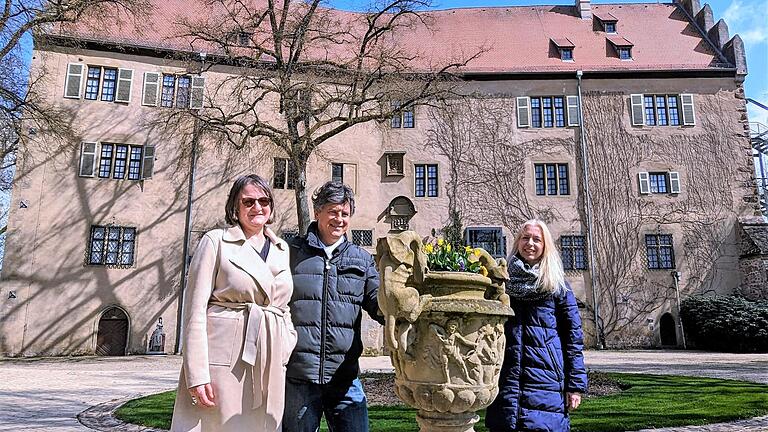Die Tagungsorganisatoren (von links) Dr. Birgit Speckle (Bezirk Unterfranken, Kultur und Heimatpflege) und Dr. Gerrit Himmelsbach (Archäologisches Spessart-Projekt) mit Gastgeberin Josefine Glöckner (Museen Schloss Aschach) - Die Tagungsorganisatoren (von links) Dr. Birgit Speckle (Bezirk Unterfranken, Kultur und Heimatpflege) und Dr. Gerrit Himmelsbach (Archäologisches Spessart-Projekt) mit Gastgeberin Josefine Glöckner (Museen Schloss Aschach) Die Tagungsorganisatoren (von links) Dr. Birgit Speckle (Bezirk Unterfranken, Kultur und Heimatpflege) und Dr. Gerrit Himmelsbach (Archäologisches Spessart-Projekt) mit Gastgeberin Josefine Glöckner (Museen Schloss Aschach) - Die Tagungsorganisatoren (von links) Dr. Birgit Speckle (Bezirk Unterfranken, Kultur und Heimatpflege) und Dr. Gerrit Himmelsbach (Archäologisches Spessart-Projekt) mit Gastgeberin Josefine Glöckner (Museen Schloss Aschach)