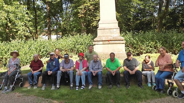 Am Bismarck-Denkmal gab es eine Rast       -  Am Bismarck-Denkmal gab es eine Rast