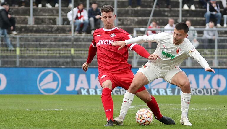 Einer von Würzburgs Besten: Auch Innenverteidiger Alexander Winkler (hier im Zweikampf&nbsp; mit Augsburgs Mahmut Can Kücüksahin) konnte die 0:3-Niederlage nicht verhindern.