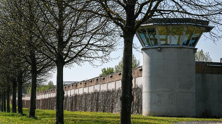Vor seiner Flucht aus einem Gericht war der 40-Jährige in Würzburg inhaftiert.