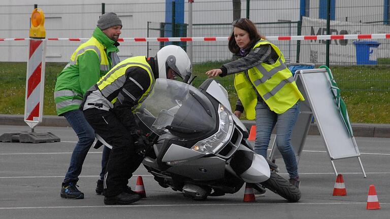 Auch das passiert: Bei einer langsamen Fahrübung gingen Fahrer und Motorrad zu Boden. Zwei Helfer waren nötig, um die Maschine wieder aufzurichten. Auch das passiert: Bei einer langsamen Fahrübung gingen Fahrer und Motorrad zu Boden. Zwei Helfer waren nötig, um die Maschine wieder aufzurichten.