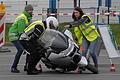 Auch das passiert: Bei einer langsamen Fahrübung gingen Fahrer und Motorrad zu Boden. Zwei Helfer waren nötig, um die Maschine wieder aufzurichten.