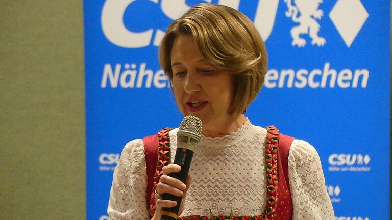 Mit einer kämpferischen Rede forderte Dr. Anja Weisgerber beim CSU-Oktoberfest einen Regierungs- und Politikwechsel in Berlin. Sie vertrat den erkrankten bayerischen Innenminister.