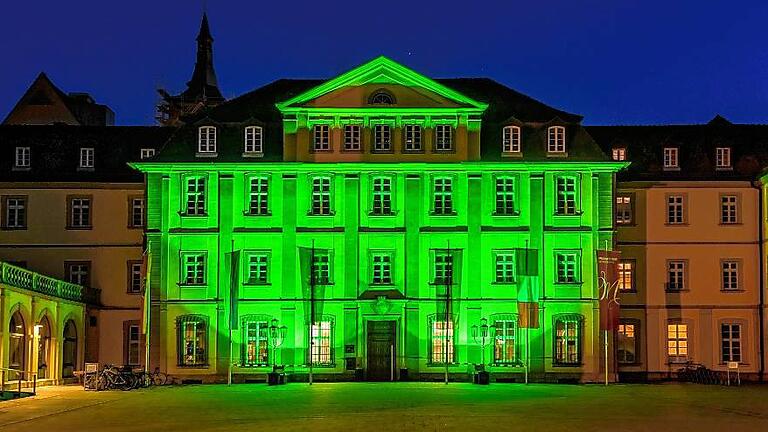 Rathaus zum irischen Nationalfeiertag ganz in Grün       -  Das Würzburger Rathaus wird in der Rückermainstraße zum irischen Nationalfeiertag wieder ganz in Grün leuchten.