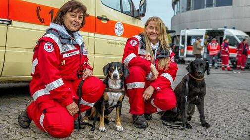 Brigitte Körpert mit Pünktchen (links) und Heike Iffland mit Dusty sind bei der BRK-Rettungshundestaffel im Einsatz.