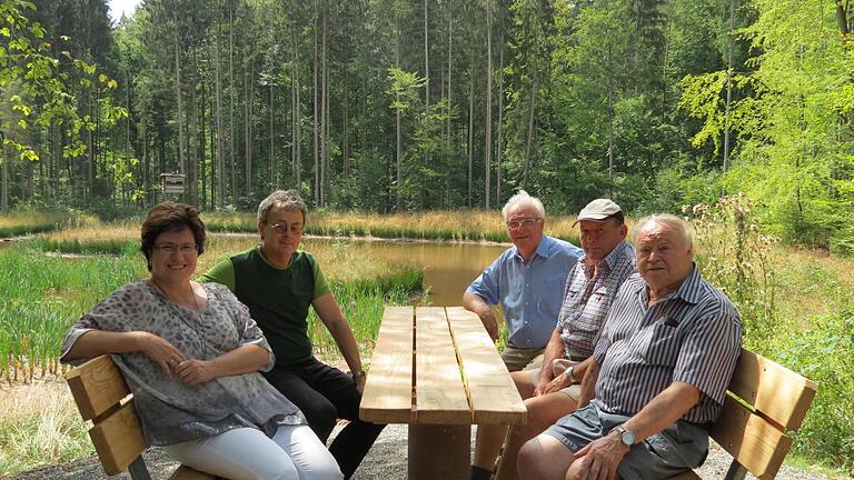 Lädt zum Verweilen ein: Die neue Sitzgruppe am Hurlacher See. (von links) Bürgermeisterin Patricia Schießer, Revierleiter Anton Goss, Erich Schießer (Vorsitzender OGV) Walter Zöller und Manfred Mußmächer, vom Rhönklub-Zweigverein Garitz testen sie schon mal.Doris Bauer       -  Lädt zum Verweilen ein: Die neue Sitzgruppe am Hurlacher See. (von links) Bürgermeisterin Patricia Schießer, Revierleiter Anton Goss, Erich Schießer (Vorsitzender OGV) Walter Zöller und Manfred Mußmächer, vom Rhönklub-Zweigverein Garitz testen sie schon mal.Doris Bauer