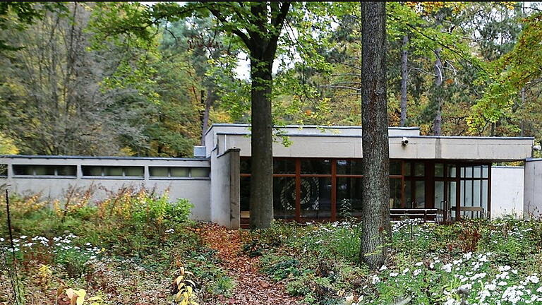 Gilt als architektonisch wertvoll: Aussegnungshalle im Veitshöchheimer Waldfriedhof.