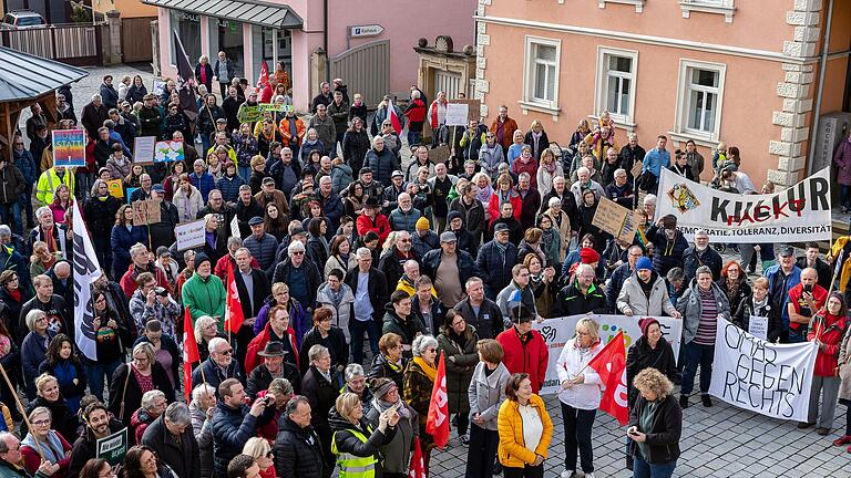 Mehr als 800 Menschen kamen zur Kundgebung in Gochsheim am 17. Februar und setzten ein Zeichen für Demokratie und Menschenrechte.