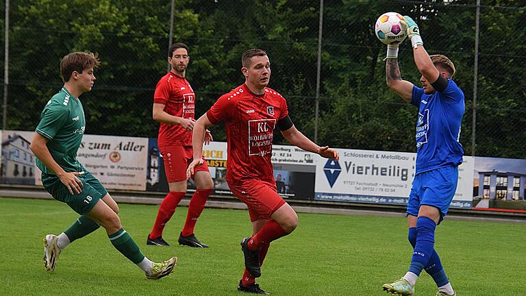 Testspiel: FC Fuchsstadt - TSV Abtswind       -  In dieser Szene packt sich Fuchsstadts neuer Keeper Lukas Wenzel das Leder im Spiel gegen den TSV Abtswind. Assistiert vom Teamkollegen Nico Neder, dem allerdings auch ein Eigentor unterlief.