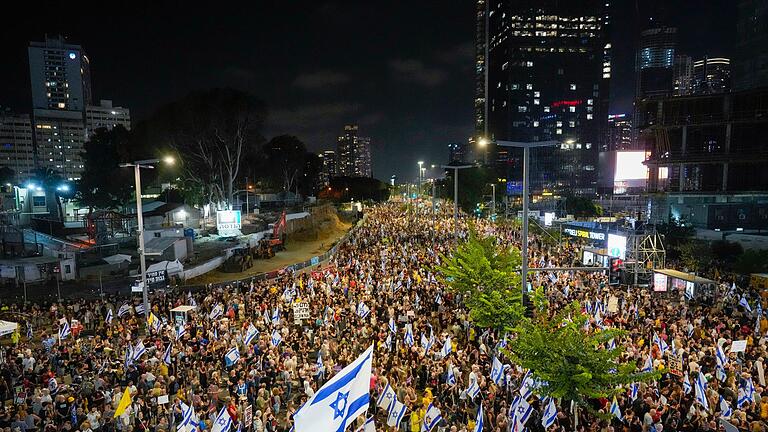 Nahostkonflikte - Proteste in Tel Aviv       -  Trotz andauernder Massenproteste hält Israels Regierung an ihrem Kurs fest.