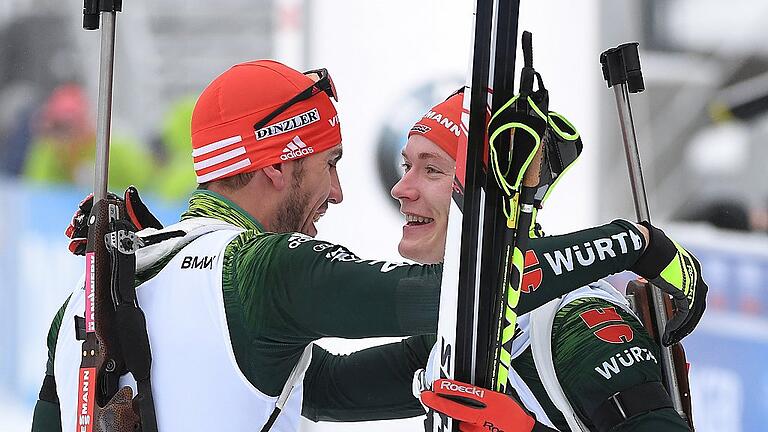 Biathlon Weltcup Oberhof       -  Vierter und Fünfter: Benedikt Doll (rechts) und Arnd Peiffer umarmen sich nach dem Sprint in Oberhof.