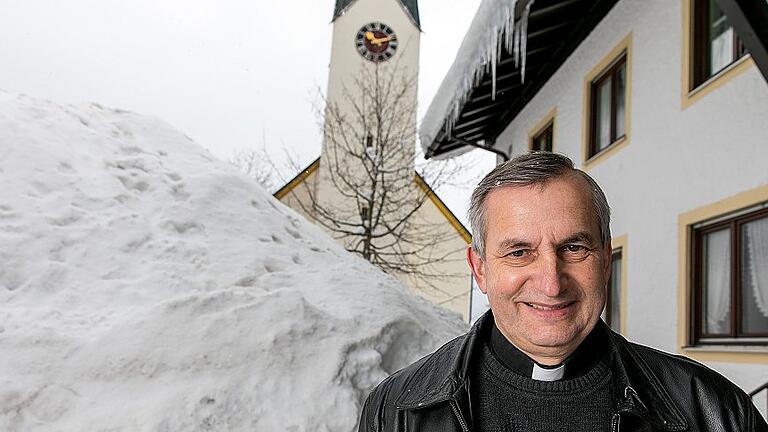 Winter in Balderschwang - Nach der Definition von Pfarrer Richard Kocher liegt im Moment noch nicht viel Schnee in Balderschwang. Trotzdem sagt er: „Die Wetterextreme nehmen zu.“ Winter in Balderschwang - Nach der Definition von Pfarrer Richard Kocher liegt im Moment noch nicht viel Schnee in Balderschwang. Trotzdem sagt er: „Die Wetterextreme nehmen zu.“