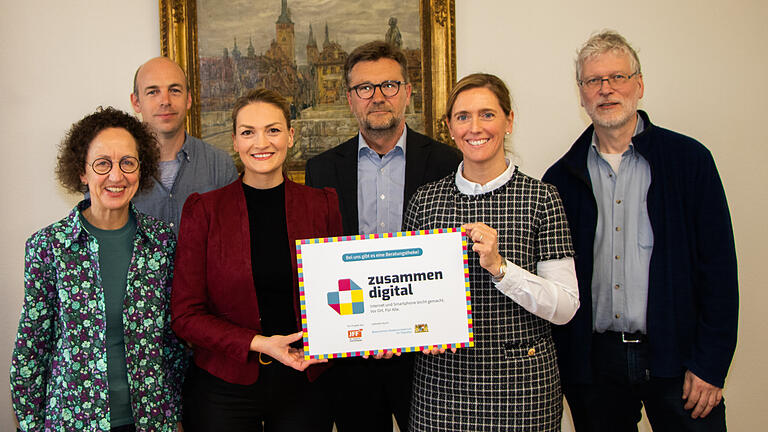 Hilfestellung für digitale Einsteiger: Büchereileiterin Martha Maucher, Thomas Kupser vom JFF-Institut, Digitalministerin Judith Gerlach, Kulturreferent Achim Könneke, Bürgermeisterin Judith Jörg und Lambert Zumbrägel bei der Übergabe des Förderbescheids.