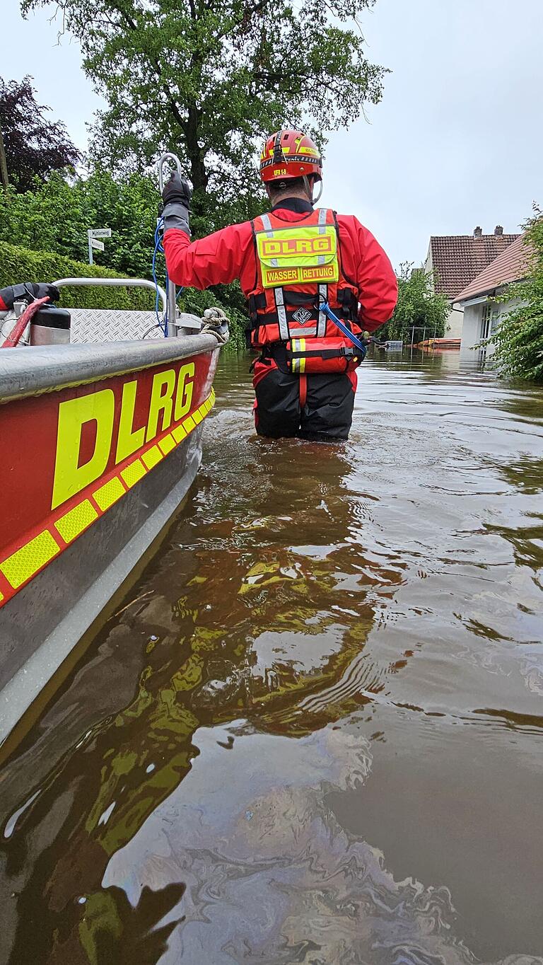 Strömungsretter der DLRG Unterwegs in einer Überfluteten Straße in Dinkelscherben.