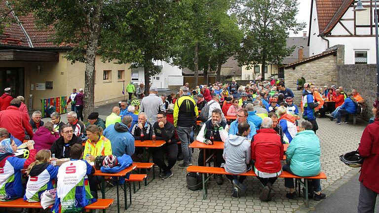 Am Kirchberg zwischen Kindergarten und Schule war in Eußenheim für die Radler der Mittagstisch gedeckt.